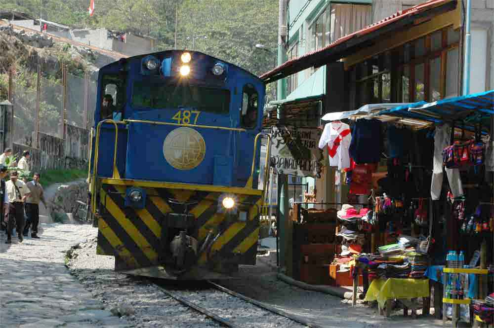 102 - Peru - Aguas Calientes, estacion de tren y tiendas